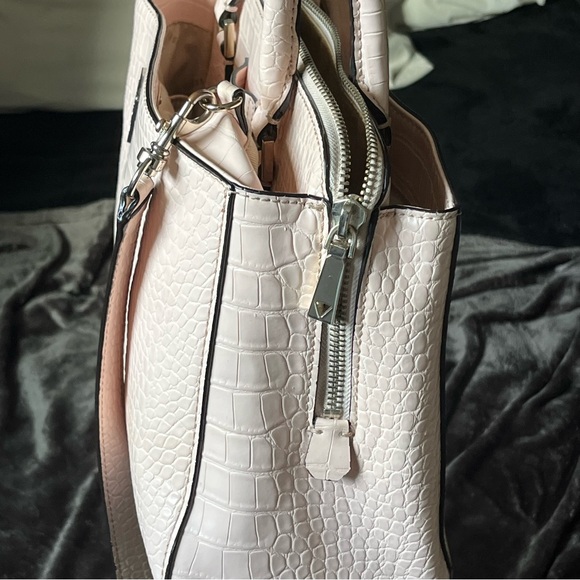 Light Pink Guess Bag - Picture 3 of 10